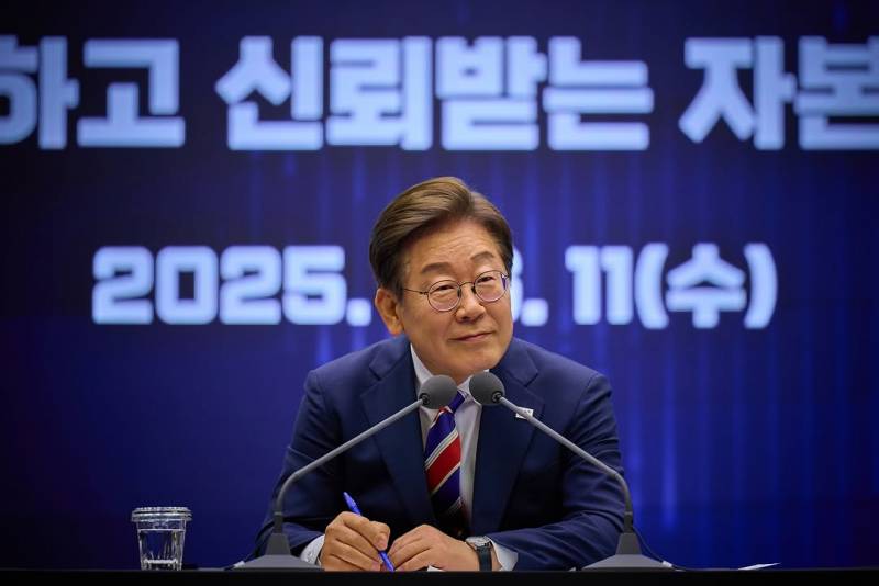 현재 여론 갈리는 이대통령 공식 사진 스타일..JPG | 인스티즈