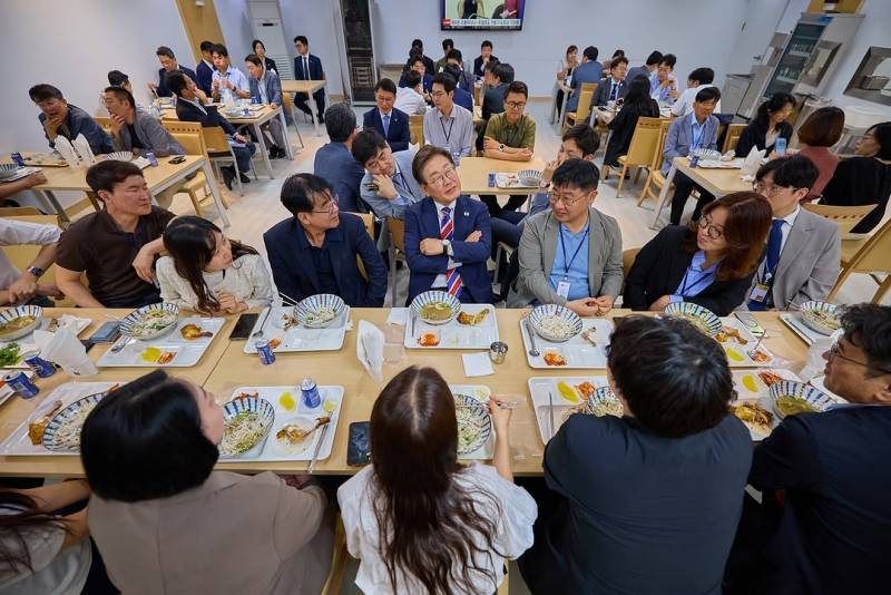 현재 여론 갈리는 이대통령 공식 사진 스타일..JPG | 인스티즈