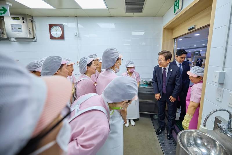 현재 여론 갈리는 이대통령 공식 사진 스타일..JPG | 인스티즈
