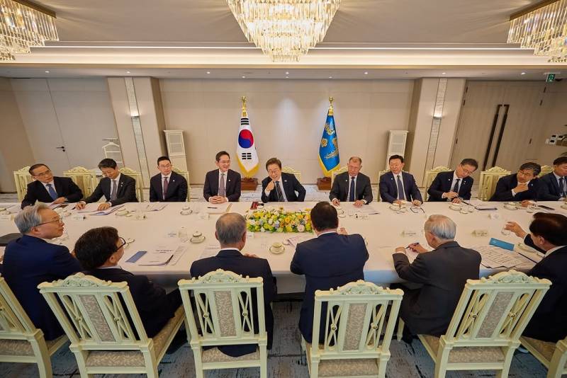 현재 여론 갈리는 이대통령 공식 사진 스타일..JPG | 인스티즈