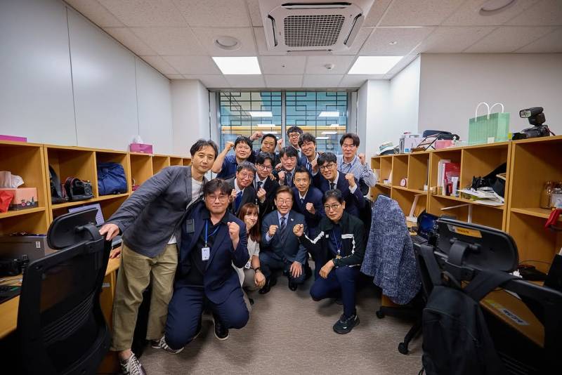 현재 여론 갈리는 이대통령 공식 사진 스타일..JPG | 인스티즈