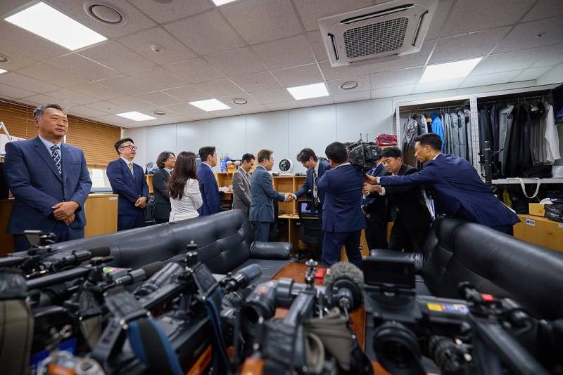 현재 여론 갈리는 이대통령 공식 사진 스타일..JPG | 인스티즈