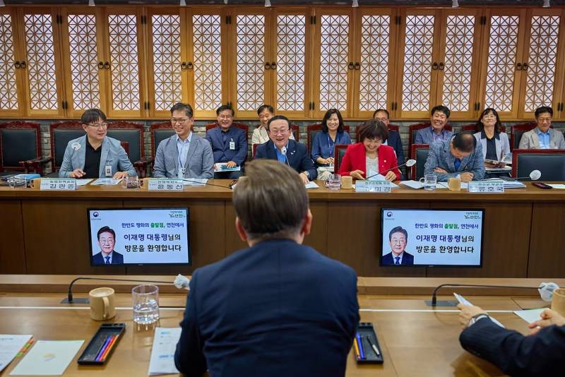 현재 여론 갈리는 이대통령 공식 사진 스타일..JPG | 인스티즈