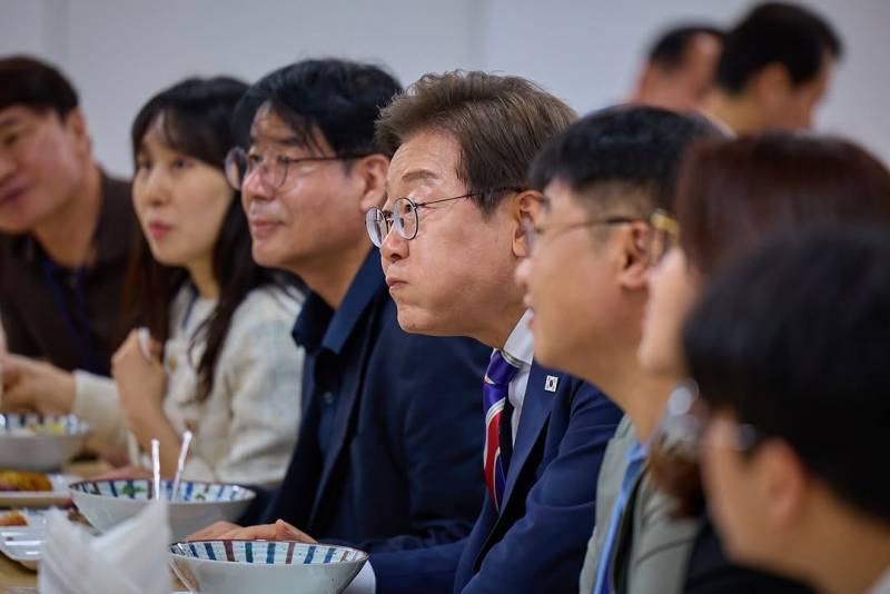 현재 여론 갈리는 이대통령 공식 사진 스타일..JPG | 인스티즈