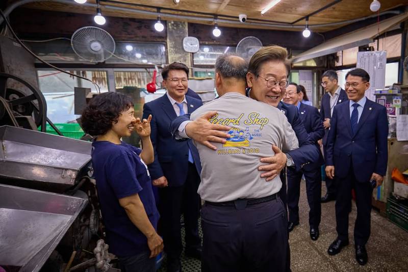 현재 여론 갈리는 이대통령 공식 사진 스타일..JPG | 인스티즈