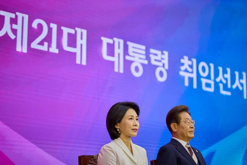 현재 여론 갈리는 이대통령 공식 사진 스타일..JPG | 인스티즈