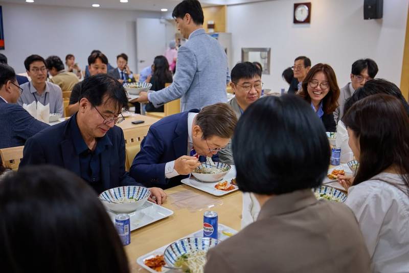 현재 여론 갈리는 이대통령 공식 사진 스타일..JPG | 인스티즈