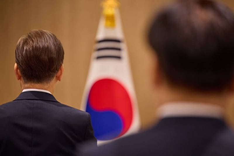 현재 여론 갈리는 이대통령 공식 사진 스타일..JPG | 인스티즈