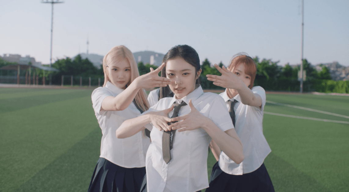 교복 착장으로 반응 좋은 하츠투하츠 뮤비 비주얼.gif | 인스티즈