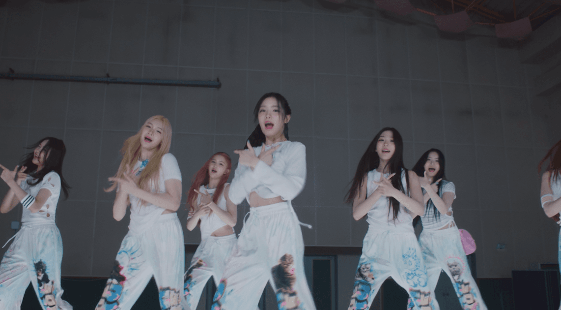 교복 착장으로 반응 좋은 하츠투하츠 뮤비 비주얼.gif | 인스티즈