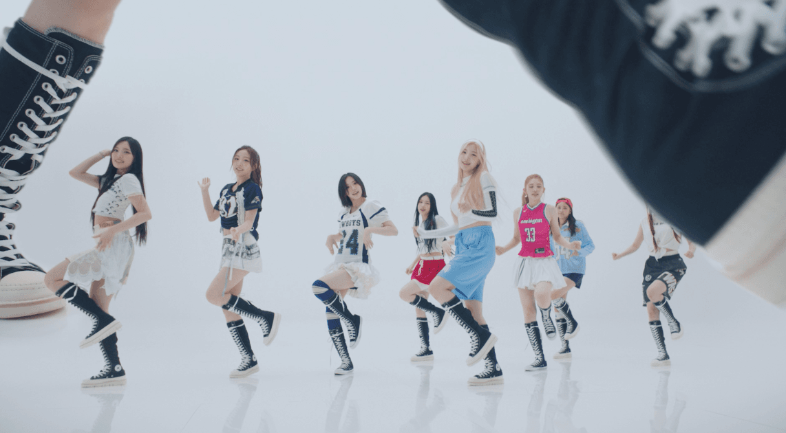 교복 착장으로 반응 좋은 하츠투하츠 뮤비 비주얼.gif | 인스티즈
