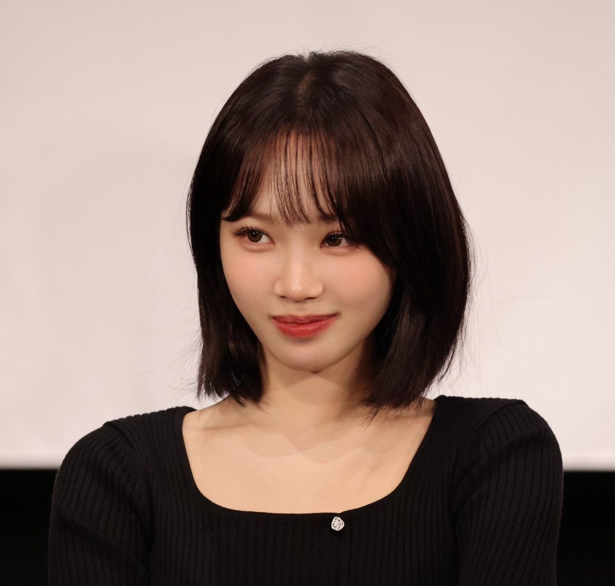 [잡담] 김채원은 왜 긴머보다 단발이 압도적으로 잘 어울리지?? | 인스티즈