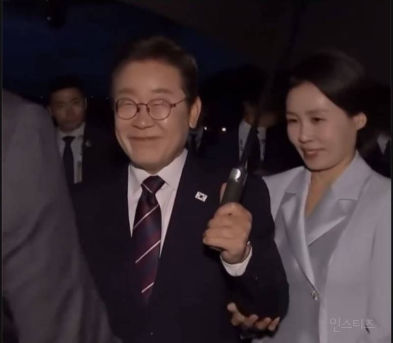 이재명 대통령 부부 귀국영상에 숨겨진 비밀 | 인스티즈