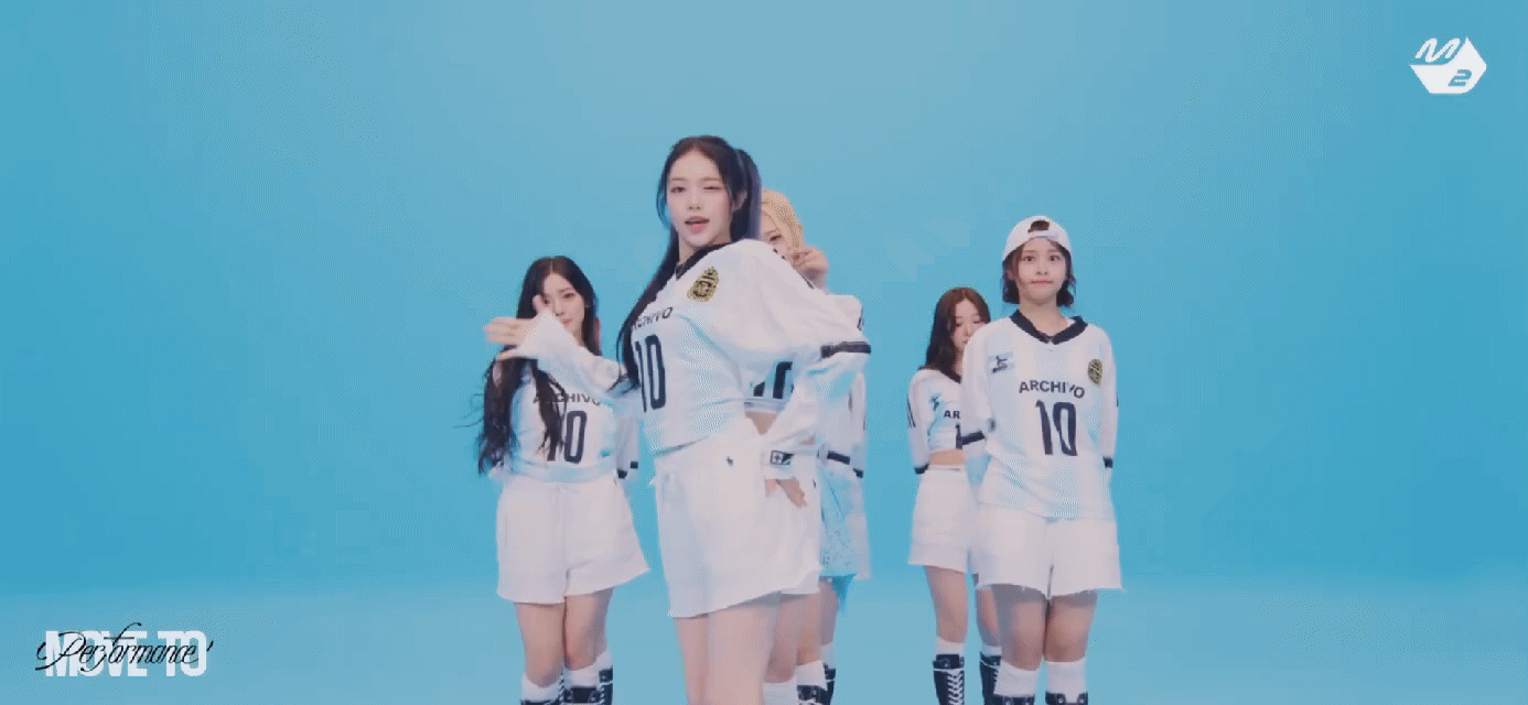  음방보다 카메라 무빙 좋다는 하츠투하츠 퍼포먼스.gif