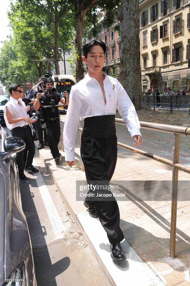  현재 난리 난 오늘자 돌체앤가바나 쇼 정해인.JPG