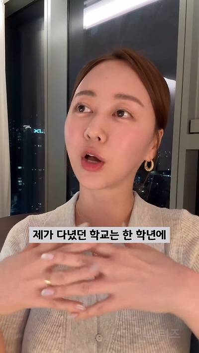 엄마도 없다면서, 머리는 이쁘게 묶었네? | 인스티즈