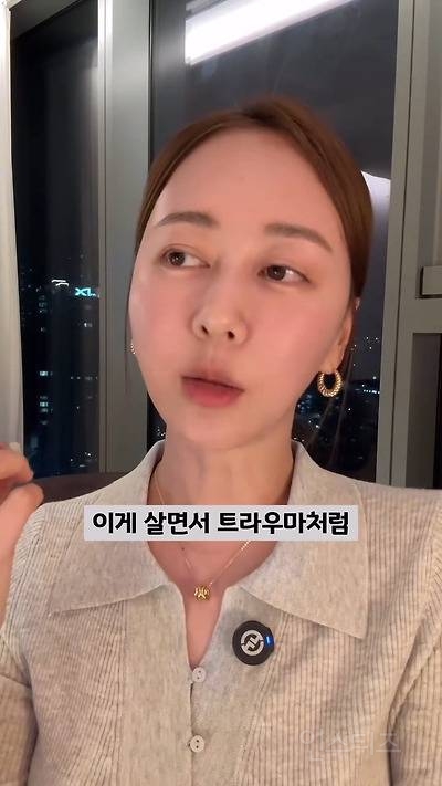 엄마도 없다면서, 머리는 이쁘게 묶었네? | 인스티즈