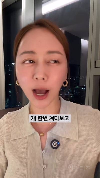 엄마도 없다면서, 머리는 이쁘게 묶었네? | 인스티즈