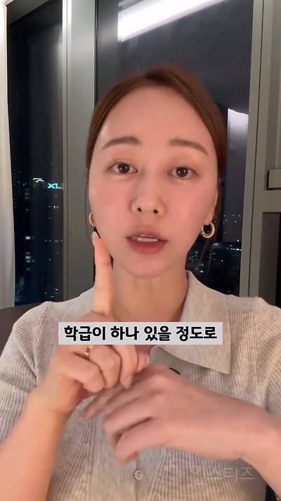 엄마도 없다면서, 머리는 이쁘게 묶었네? | 인스티즈