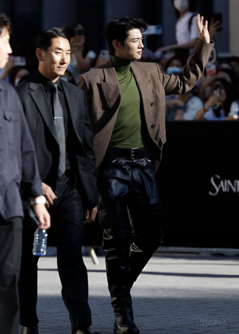 생로랑 맨즈 롱부츠 소화하는 차은우 .jpgif | 인스티즈