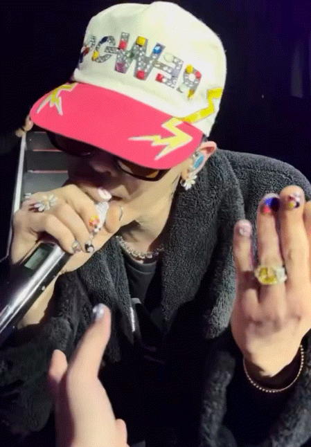 팬이 시집간다고 하자 지디의 𝙈𝙄𝘾𝙃𝙄𝙉 반응..avi | 인스티즈