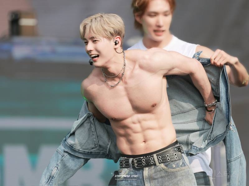 워터밤을 보디빌딩 대회처럼 준비하는 아이돌.jpg | 인스티즈