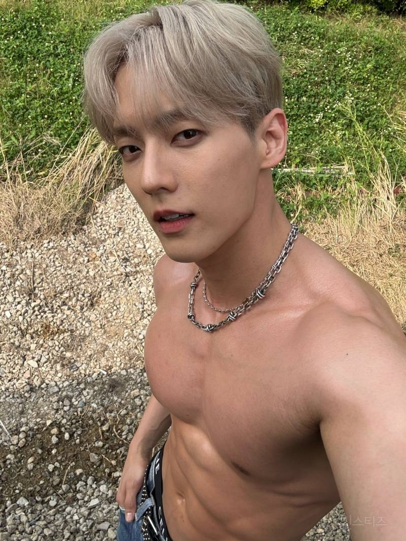 워터밤을 보디빌딩 대회처럼 준비하는 아이돌.jpg | 인스티즈