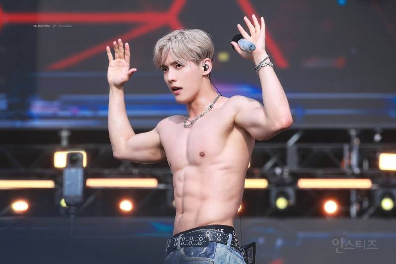 워터밤을 보디빌딩 대회처럼 준비하는 아이돌.jpg | 인스티즈