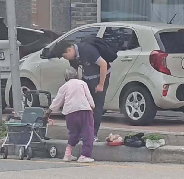 폭염 속 노점 할머니 위해 비상금 꺼냈다…엄마 미소 짓게 한 중학생의 행동 | 인스티즈