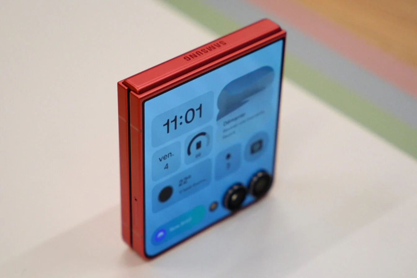 현재 여론 𝙅𝙊𝙉𝙉𝘼 갈린다는 갤 플립 실물.JPG | 인스티즈