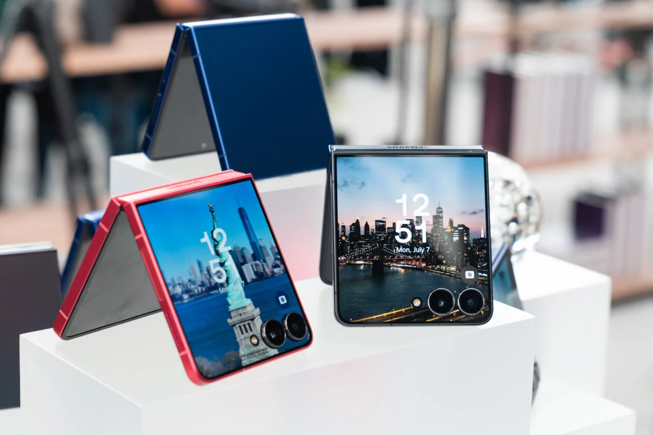 현재 여론 𝙅𝙊𝙉𝙉𝘼 갈린다는 갤 플립 실물.JPG | 인스티즈