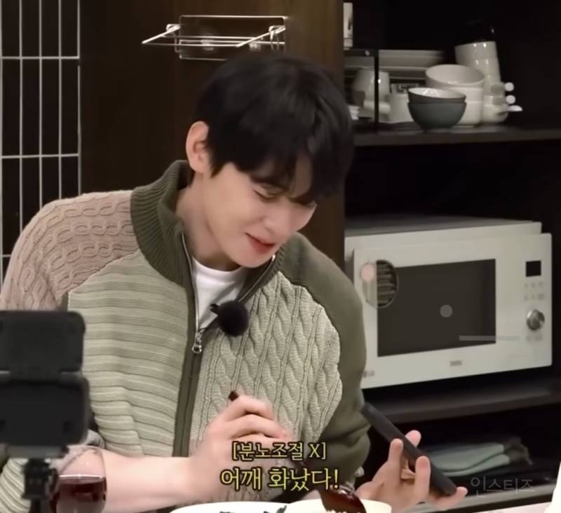 웃으면서 막내한테 짜증내는 차은우 .jpg | 인스티즈