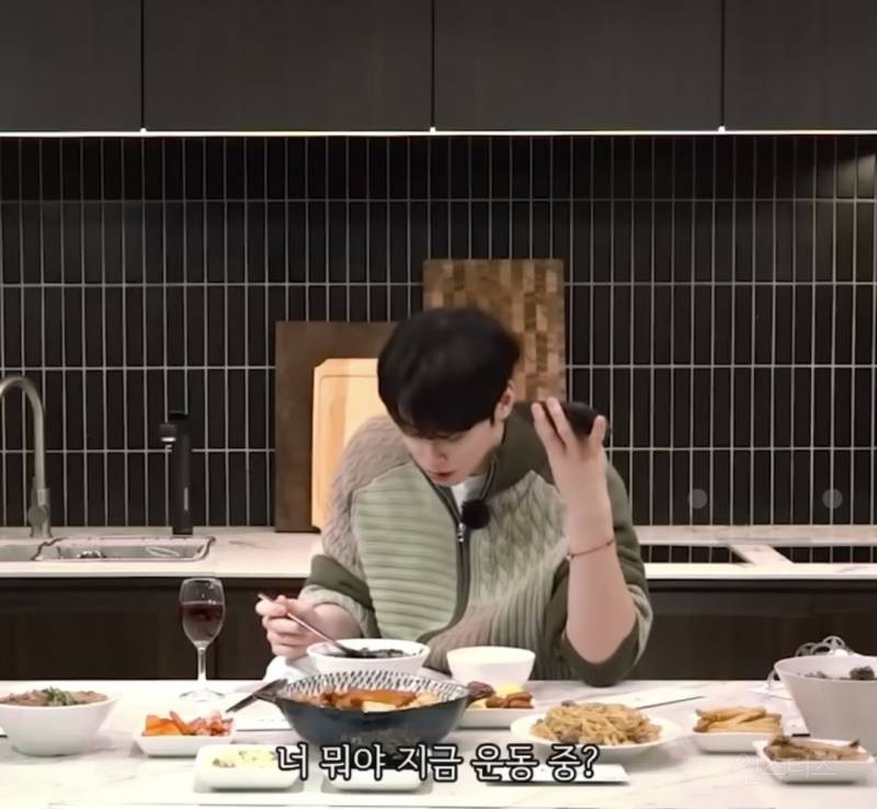 웃으면서 막내한테 짜증내는 차은우 .jpg | 인스티즈