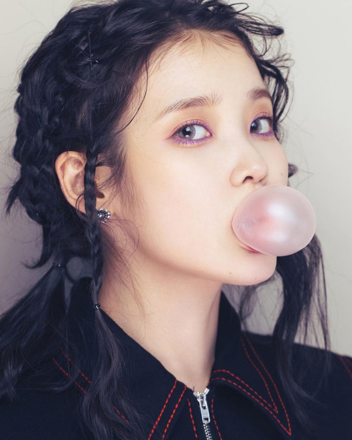 [잡담] 뭔가 아이유 이런각도의 사진들 느낌 났는데 | 인스티즈