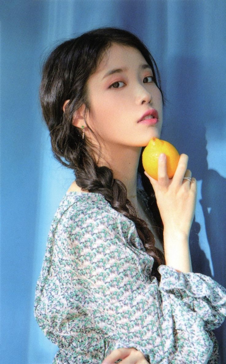 [잡담] 뭔가 아이유 이런각도의 사진들 느낌 났는데 | 인스티즈