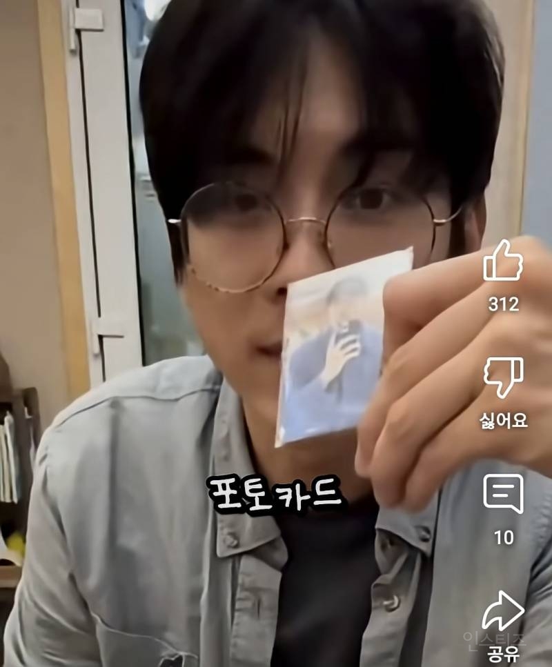 자기 얼굴 못보는 데뷔 10년차 가수.jpg | 인스티즈