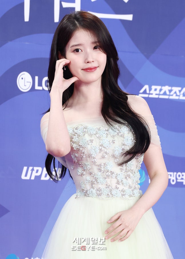 [잡담] 아이유 오늘 너무 예쁘지 않아? | 인스티즈