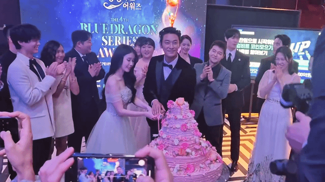 [잡담] 저거 주지훈 아이유 케이크 커팅은 자르는 사람도 박수치는 사람도 보는 우리도 다 ? 이게 맞나 상태인게 ㅋㅋㅋㅋ | 인스티즈