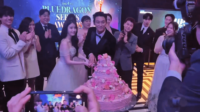 [잡담] 저거 주지훈 아이유 케이크 커팅은 자르는 사람도 박수치는 사람도 보는 우리도 다 ? 이게 맞나 상태인게 ㅋㅋㅋㅋ | 인스티즈