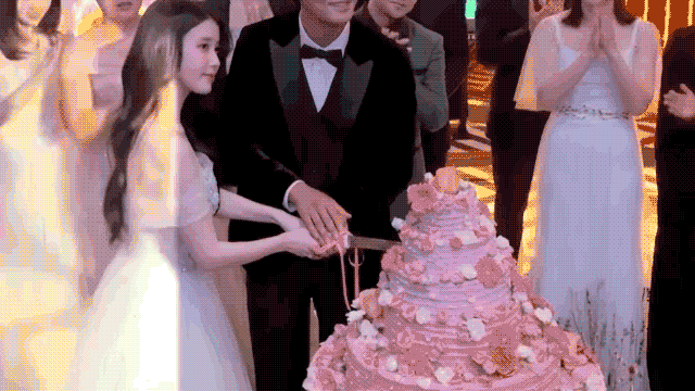 [잡담] 저거 주지훈 아이유 케이크 커팅은 자르는 사람도 박수치는 사람도 보는 우리도 다 ? 이게 맞나 상태인게 ㅋㅋㅋㅋ | 인스티즈