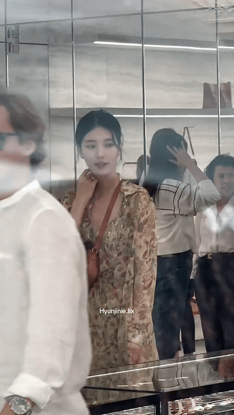 쇼핑하는 수지 보는 느낌의 폰 직찍......gif | 인스티즈