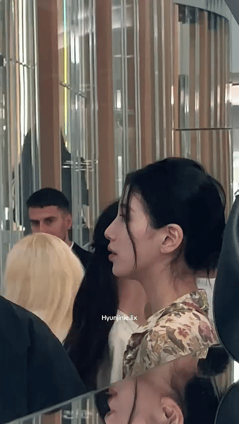 쇼핑하는 수지 보는 느낌의 폰 직찍......gif | 인스티즈