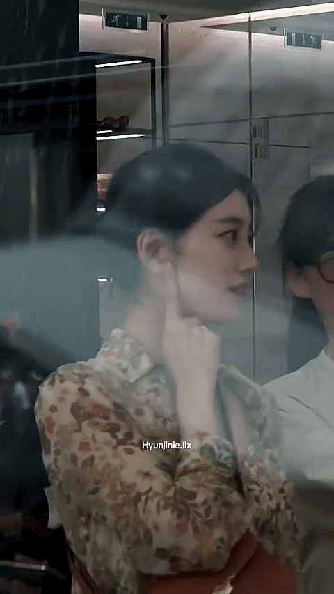 쇼핑하는 수지 보는 느낌의 폰 직찍......gif | 인스티즈