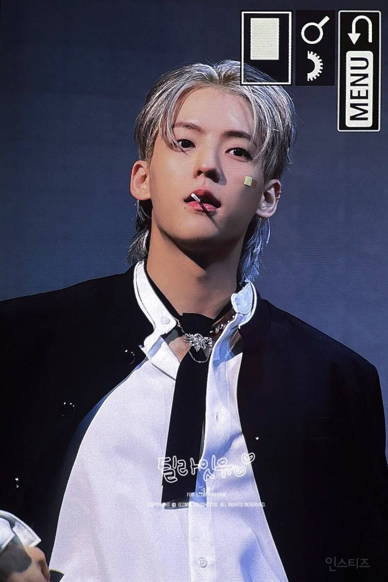 팬들 반응에 결심하고 날티 교복착 낉여온 아이돌.jpg | 인스티즈