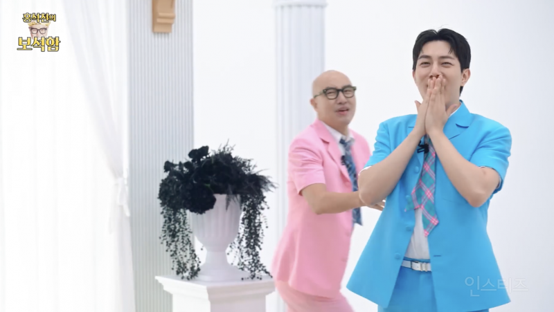 차은우가 떠나기 전 홍석천한테 준 보석 .jpgif | 인스티즈