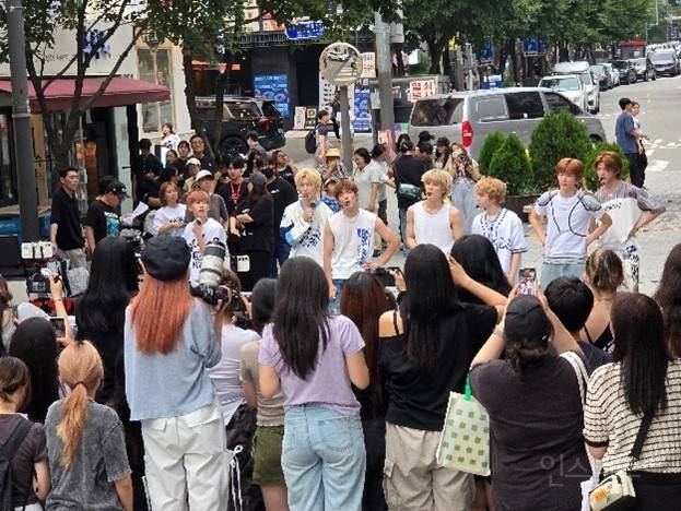 어제 신촌 지나가다가 남돌 버스킹 하는 거 봄 | 인스티즈