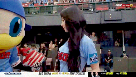 다시보는 에스파 카리나 시구.gif | 인스티즈
