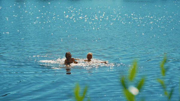 오늘 나온 뮤비에서 자연광 ㄹㅇ 예쁘게 받는 키키 멤버들.jpg | 인스티즈