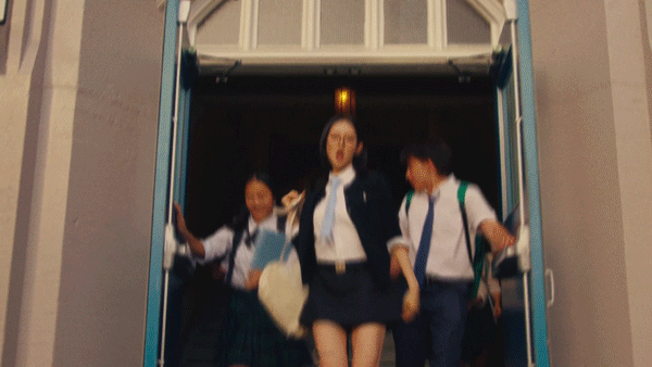 어제 컴백한 키키 'DANCING ALONE' 뮤비 비주얼.gif | 인스티즈