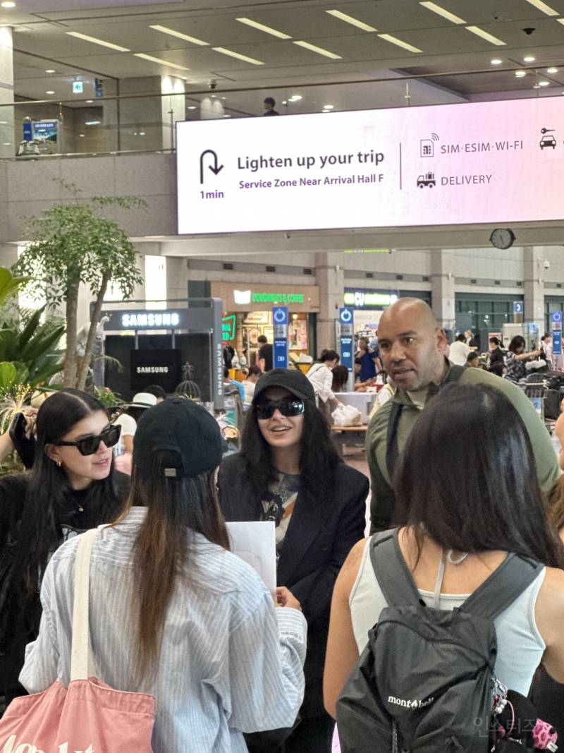 오늘자 OUF페스티벌 무대하러 입국한 찰리XCX | 인스티즈